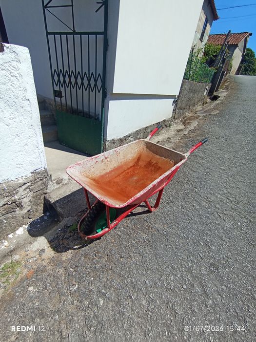 Carrinho de mão.