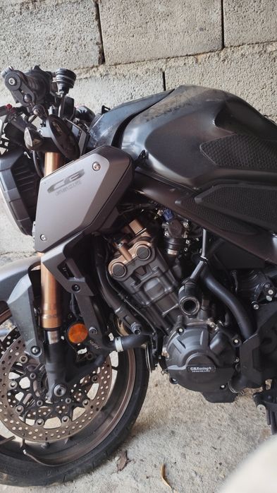 Honda CB650R 2023 | 7.999 km | Acidentada | Para peças/reparação