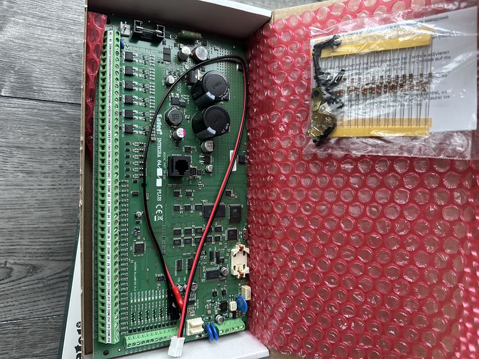 Панель керування сигналізацією SATEL INTEGRA 64 PLUS