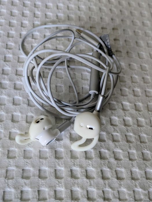 Fones com fios Benemy novos