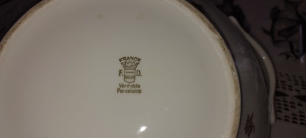 Terrina antiga de porcelana