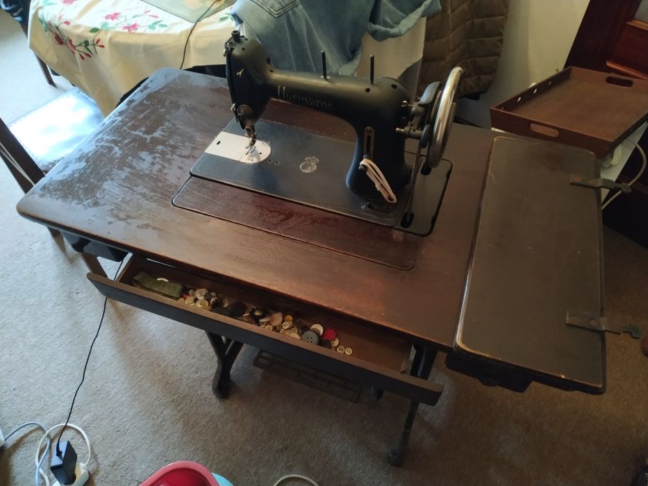 Máquina de costura antiga HUSQVARNA