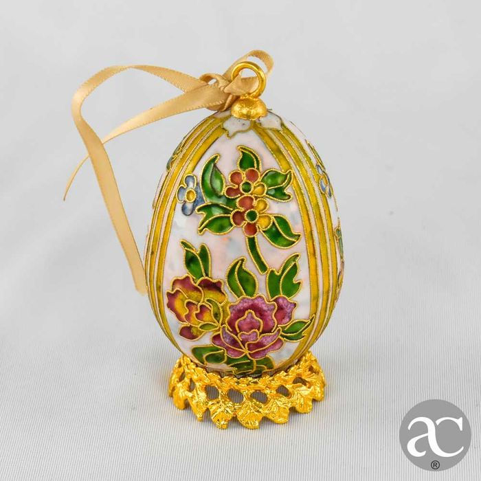 Ovo de pendurar em cloisonné, China, com base em metal dourado