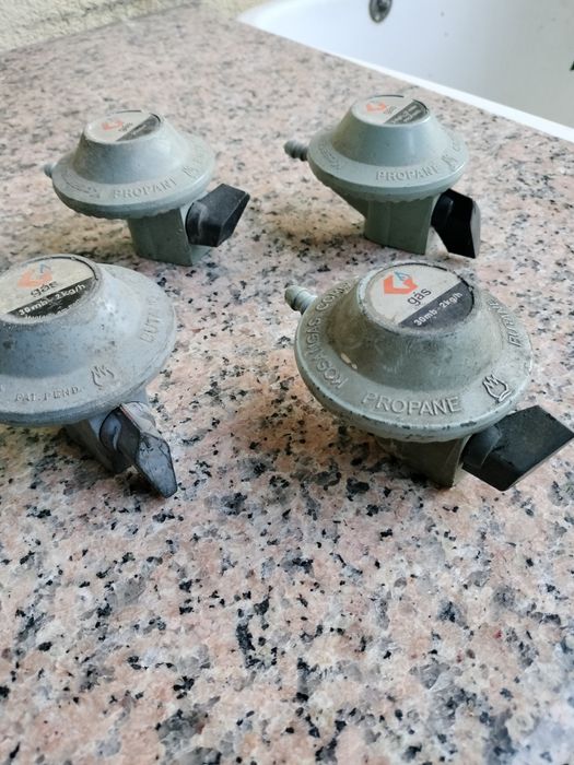 Redutores de pressão para garrafas de gás butano ou propano.