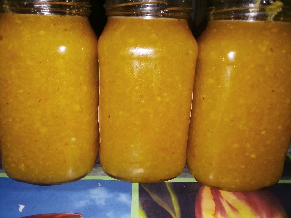 Свіжі айва, малина, смородина з цукром