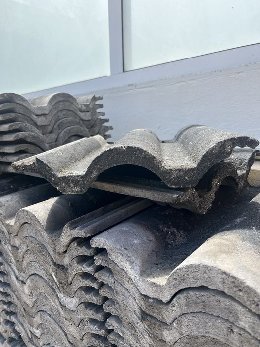 Vendo telha de cor preta em bom estado