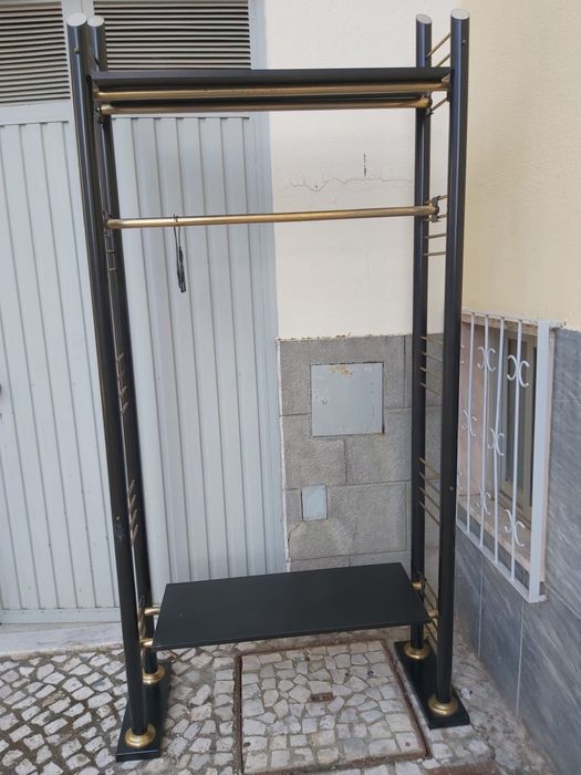 Manequins e Expositores Usados de Loja de Vestuário