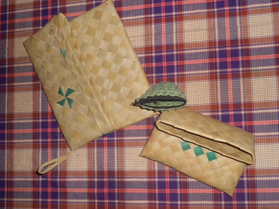 Bolsas pochetes artesanais em folha de palma