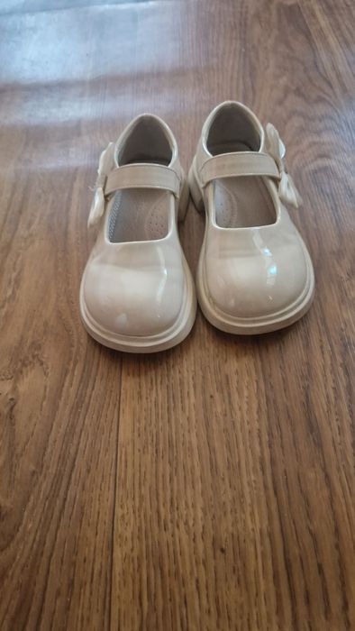 Взуття на дівчинку