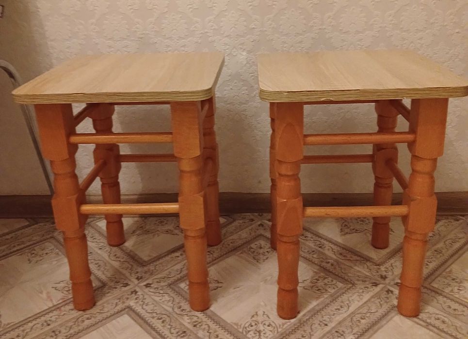 Табуретки 2 штуки 1000 грн