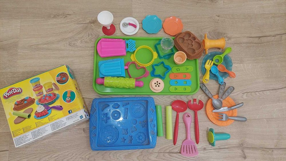 Дитячі іграшки (кухня, машинки та інше)