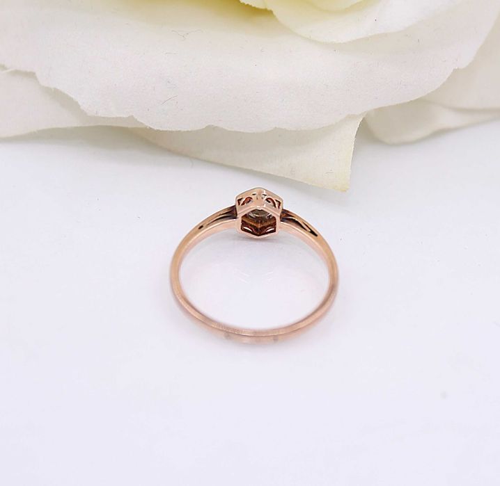 Złoty pierścionek p.585/1,83g z cyrkonią na froncie