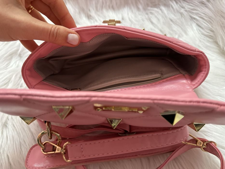 Mala cor de rosa com tachas