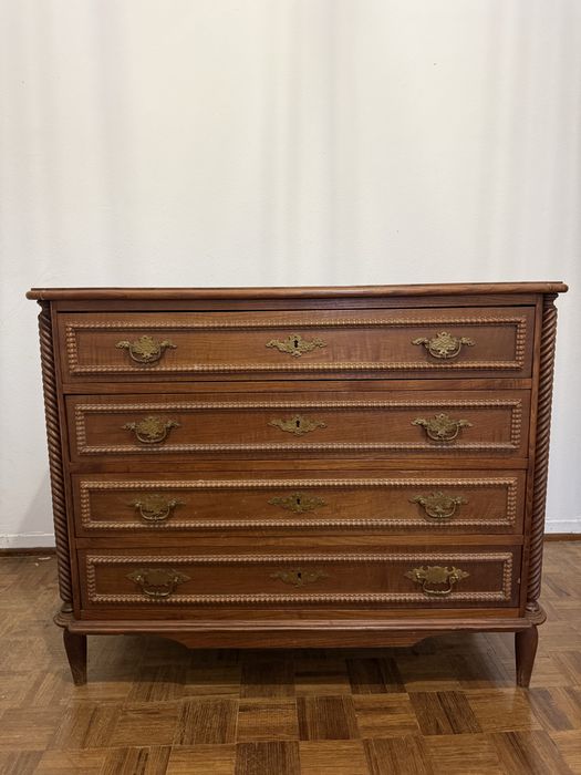 Cómoda Antiga em Madeira Maciça com Ferragens em Latão