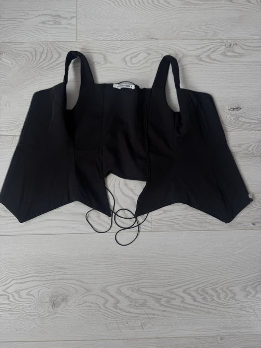 Стильний чорний корсет із замком - підкреслює фігуру