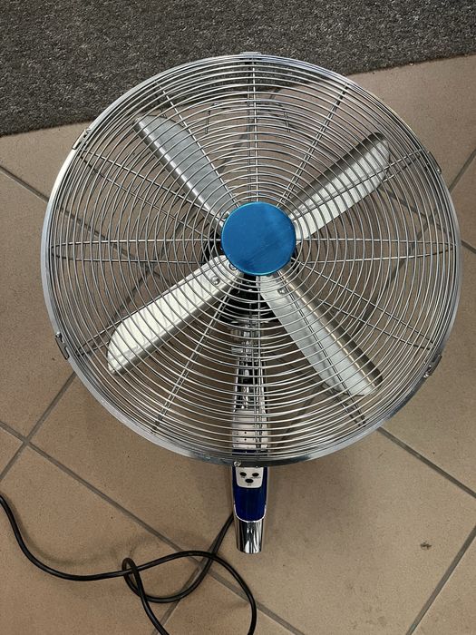 Wentylator wiatrak z pilotem.