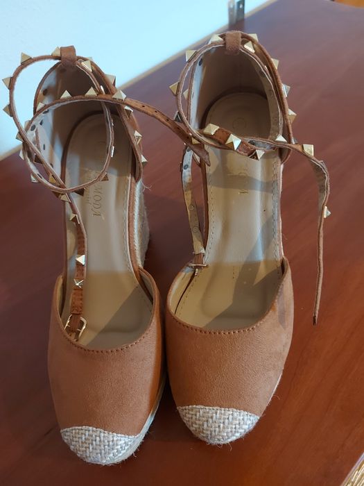 Sandalias de cunha camel tamanho 39