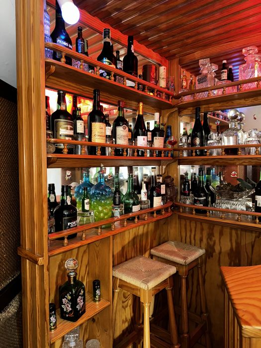 Bar vazio com 2 bancos