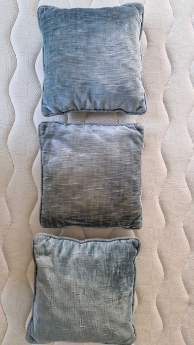 Conjunto 3 almofadas de tecido aveludado azul 
28 cm x 24 cm