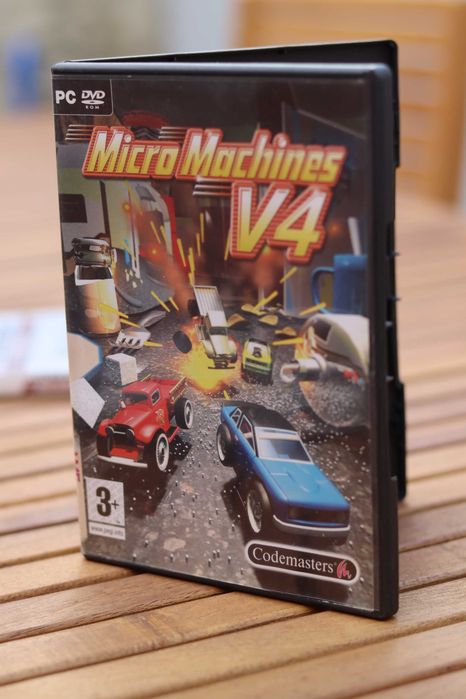Jogo PC Clássico: Micro Machines V4 (Completo na Caixa)