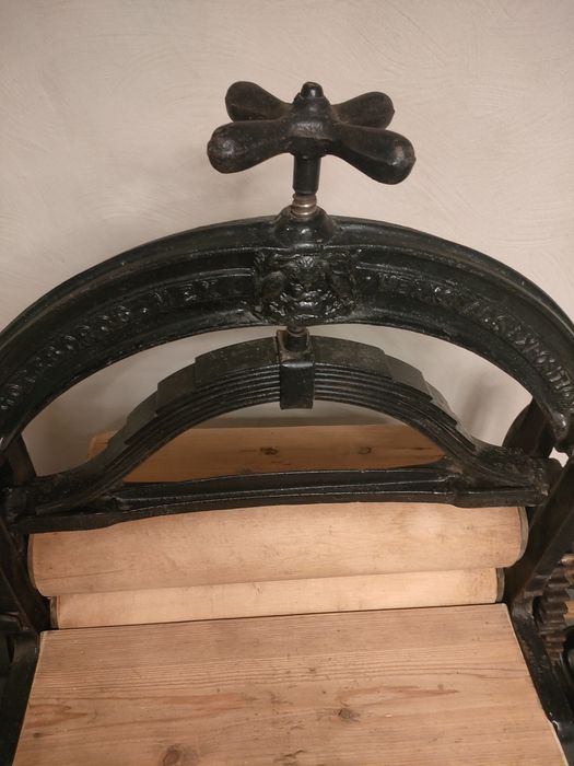 żeliwny stary magiel