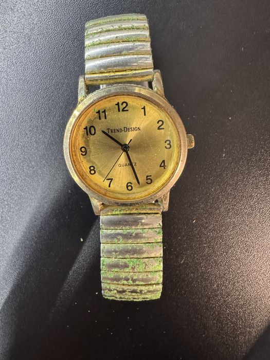 Stary sprawny zabytkowy zegarek naręczny trend design