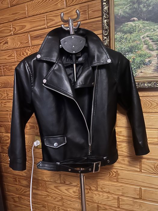 Стильна куртка-косуха з еко шкіри для дівчинки.