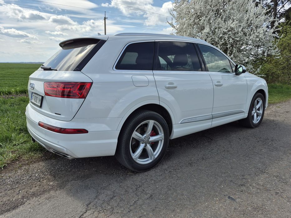 Audi  Q7                .