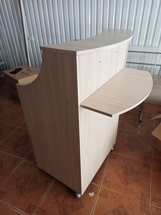 Стойка-ресепшн на съёмных колёсиках. Самовывоз. Высота 130,ширина 75.