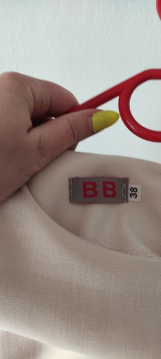 Sukienka jasny beż.