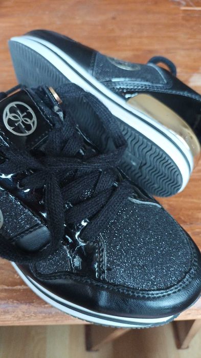 Marca GUESS, ténis pretos com em pele com aplicações dourada