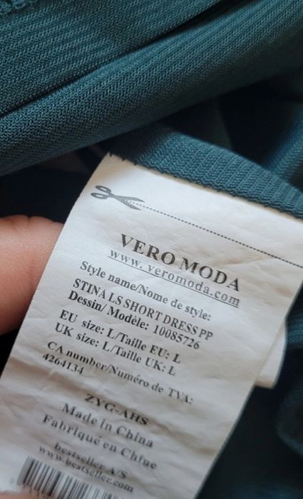 Welurowa elegancka sukienka z koronką i wiązaniem L Vero Moda