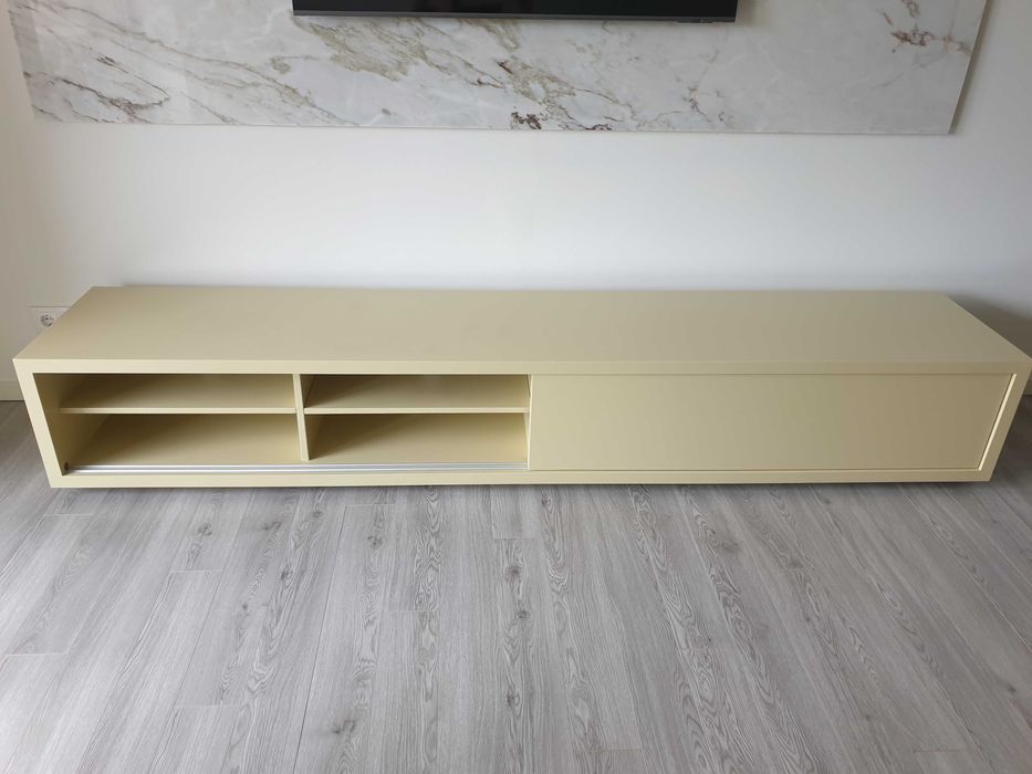 Móvel de TV de perfil baixo bege/creme mate com 2 portas de correr