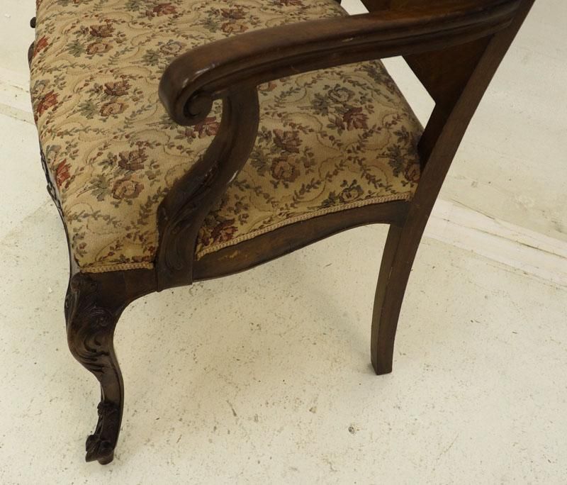 Cadeira pintada dourada