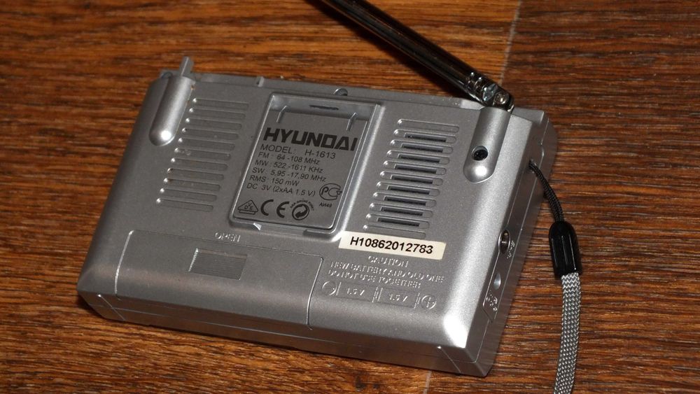 Компактный радиоприёмник с часами Hyundai H-1613 / FM 64-108 MHz