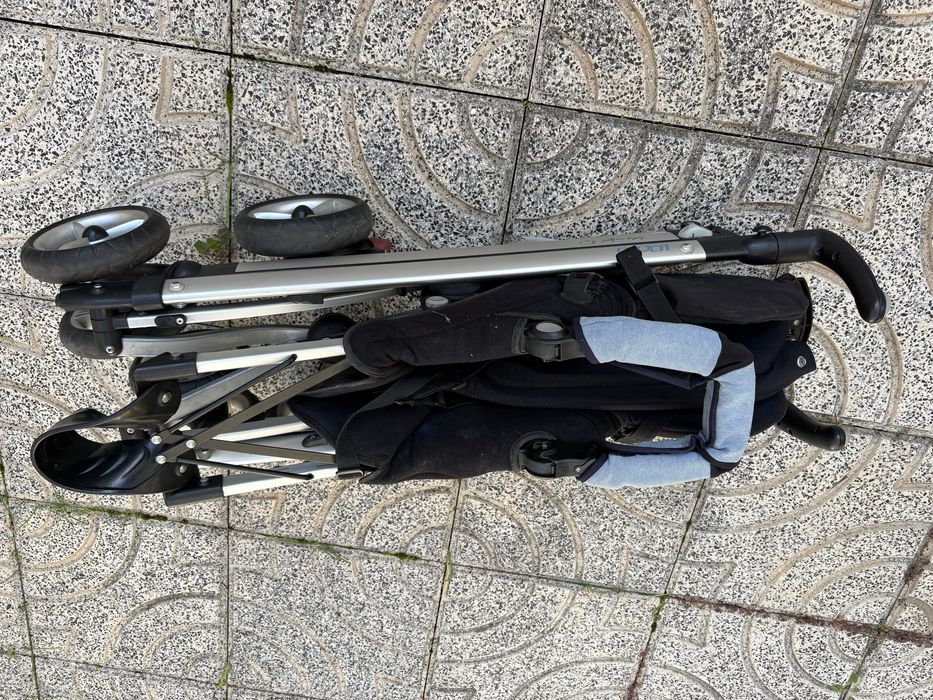 Carrinho de passeio Loola Baby Confort usado prata/preto