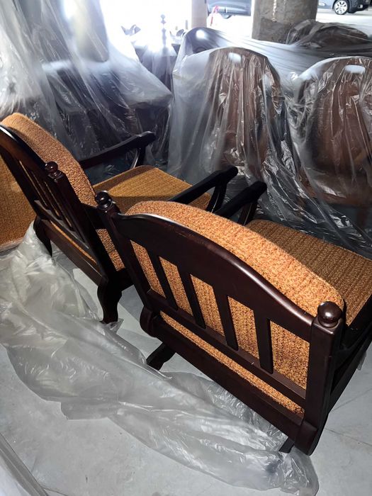 2 cadeiras em madeira