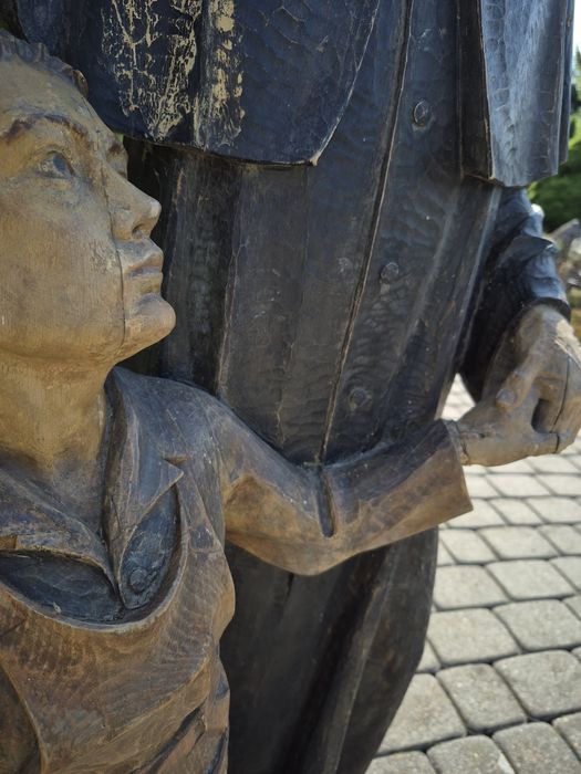 Duża rzeźba św Jana Bosko.