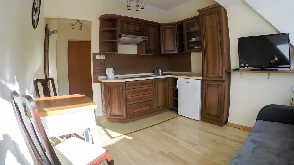 Góry Zima Ferie Lato Wakacje  Krynica Zdrój Apartament 2 osobowy Centrum Krynicy wolne pokoje winda przy stoku narciarskim
