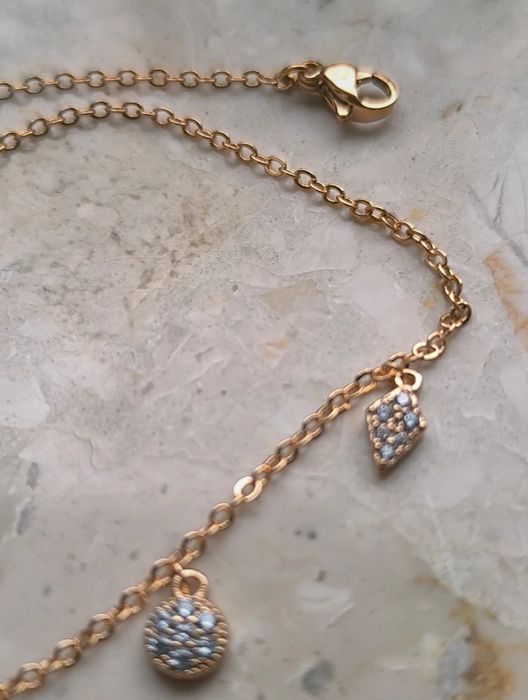 Bransoletka na kostkę z zawieszkami