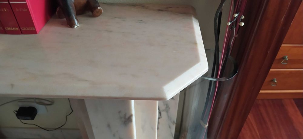 Aparador em mármore, rosa e cinza