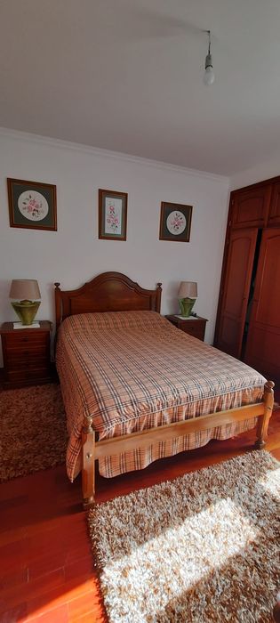 Cama c/ colchão, mesinhas de cabeceira e cómoda em madeira maciça