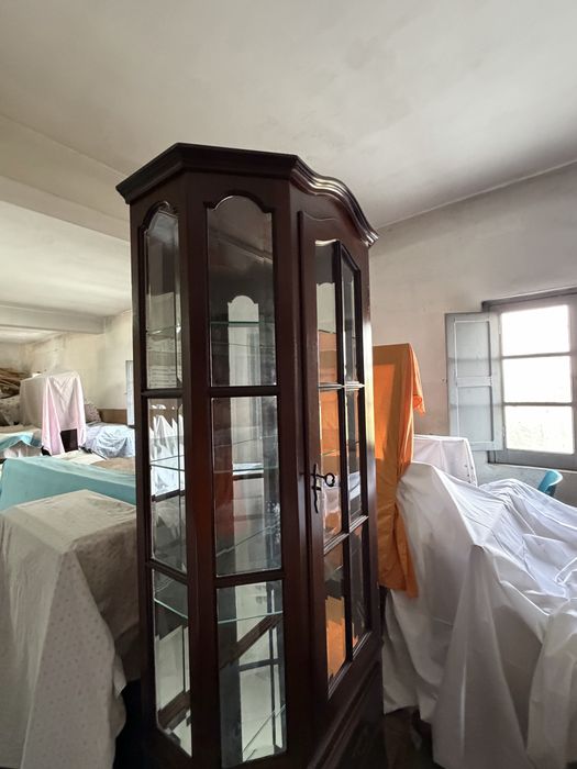 Vitrine em madeira