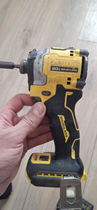 Шуруповерт деволт DCF850