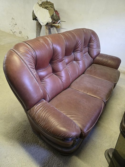 Conjunto de tres sofas e mês de centro
