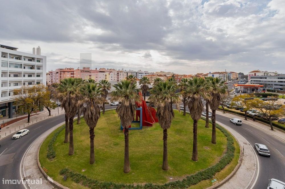 Apartamento T3 com Varanda e Vista para a Serra da Arrábida – Praça de