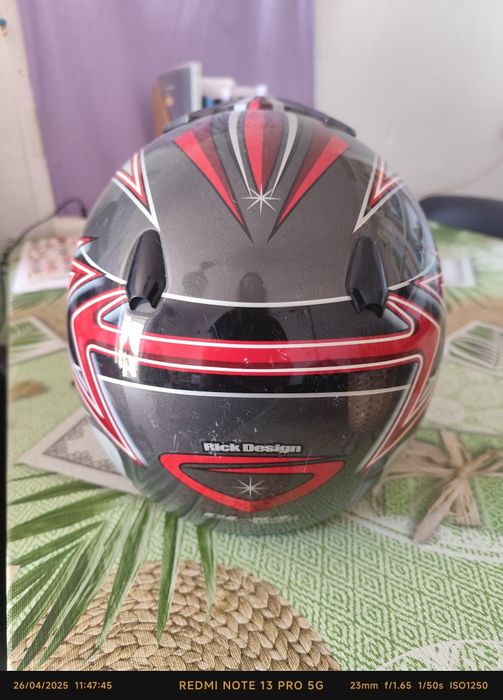 Dois capacetes vendidos juntos.