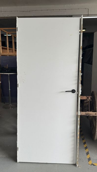 Porta lacada branca com dobradiças e aros laterais