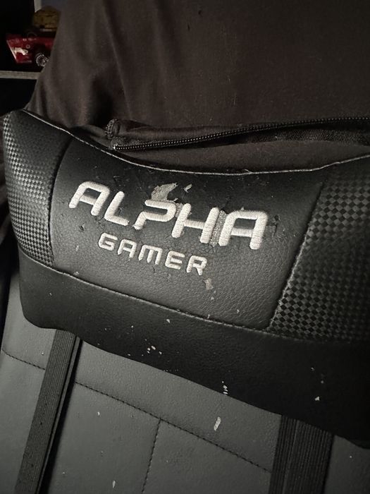 Cadeira Gaming Alpha Gamer Vega – funcional, revestimento do assento degradado