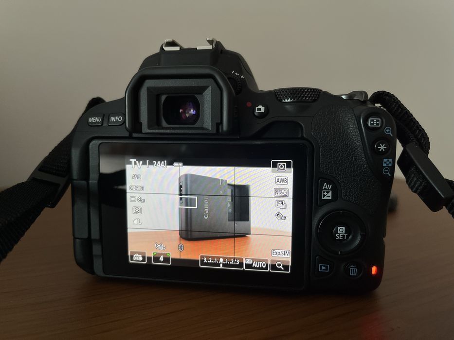 Máquina Fotográfica Canon EPS 200D + Objectiva + Acessolórios